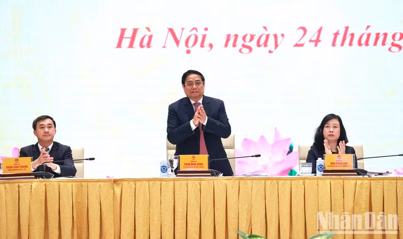 Премьер-министр Фам Минь Тьинь председательствует на конференции. Фото: Чан Хай