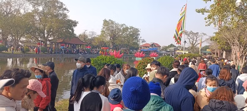 В частности, в первой половине дня в день фестиваля тысячи туристов пришли поклониться, осмотреть достопримечательность и помолиться о мирной жизни в новом году.