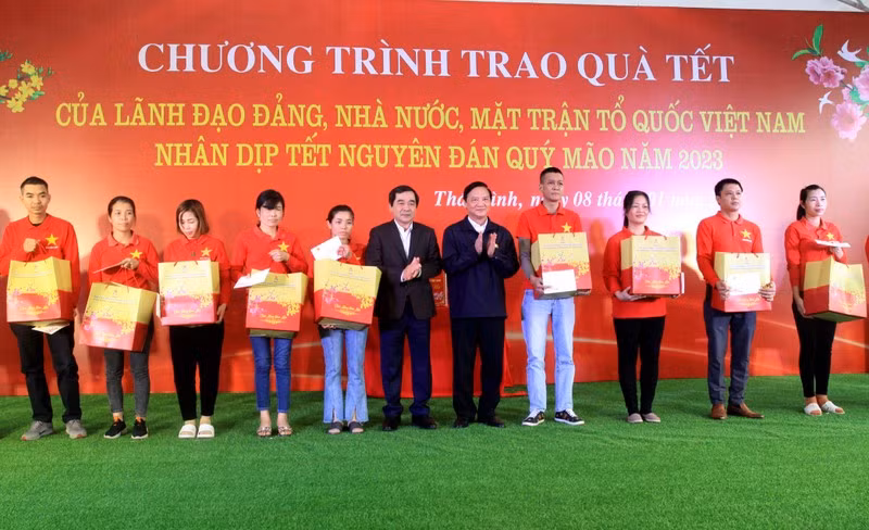 Зампредседателя НС Нгуен Кхак Динь вручает подарки рабочим швейной фабрики Хынгха.