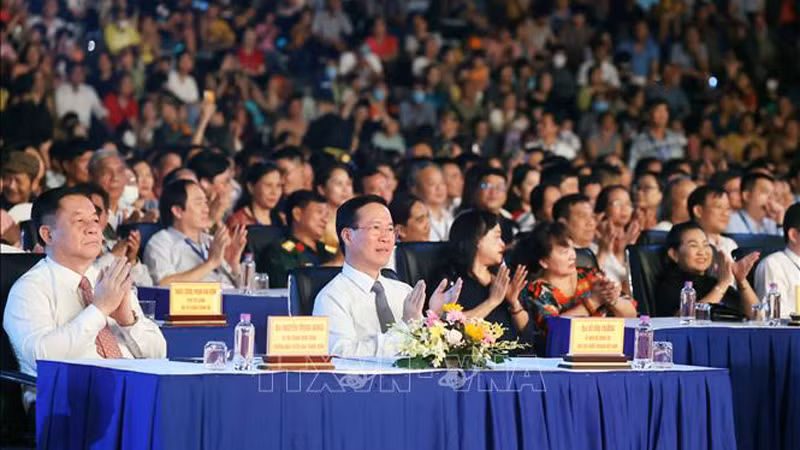 Президент Во Ван Тхыонг и делегаты на церемонии. Фото: ВИА