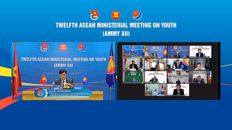 Товарищ Буй Куанг Хюи (слева) выступает на конференции.