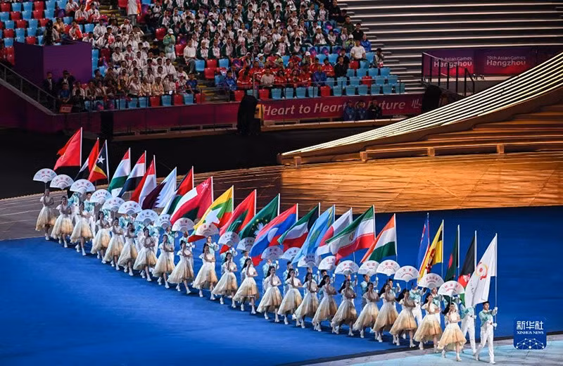 Национальные флаги спортивных делегаций.