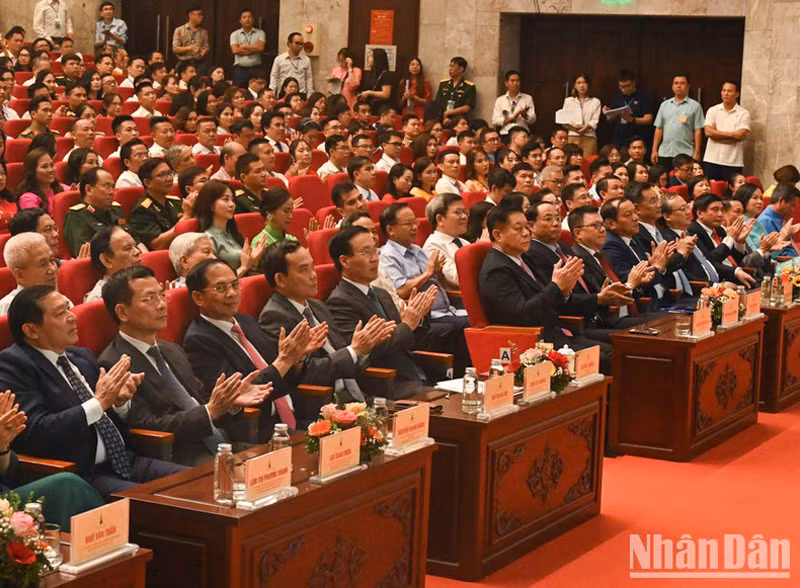 Руководители Партии и Государства на церемонии. Фото: Зюи Линь