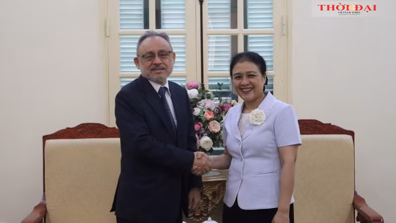 Председатель СОДВ Нгуен Фыонг Нга (справа) и Посол Сальвадора Рубен Омар Ороско Бурго. Фото: vufo.org.vn