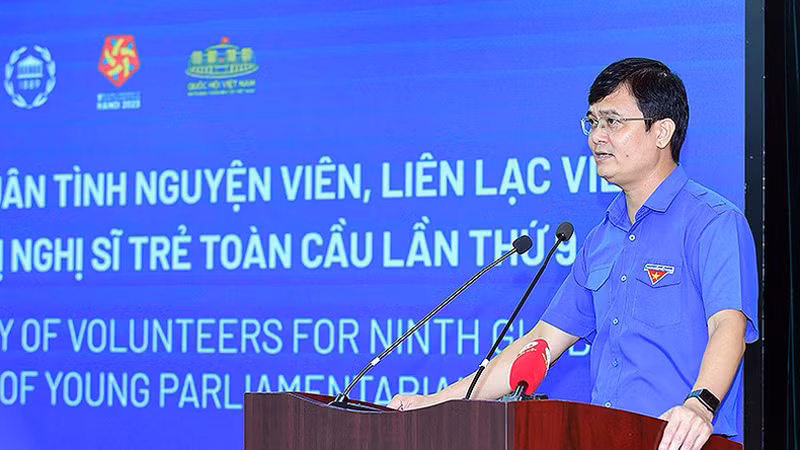 Товарищ Буй Куанг Хюи выступает на мероприятии.