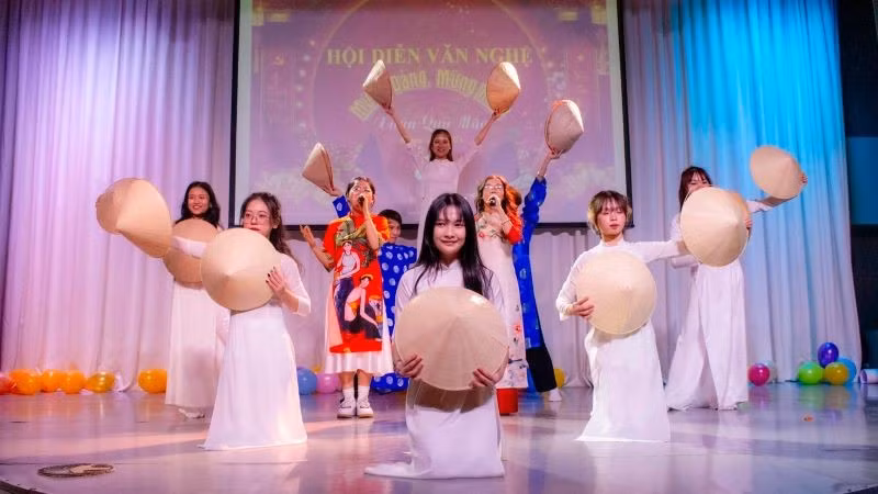 Художественный номер в рамках программы. Фото: Хюи Хоанг
