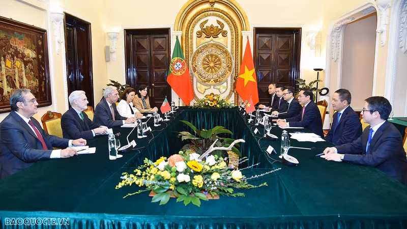 Общий вид переговоров между Министрами иностранных дел Вьетнама и Португалии. Фото: baoquocte.vn Общий вид переговоров между Министрами иностранных дел Вьетнама и Португалии. Фото: baoquocte.vn