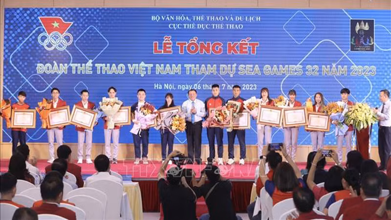 Министр культуры, спорта и туризма Нгуен Ван Хунг вручает похвальные грамоты Премьер-министра. Фото: ВИА