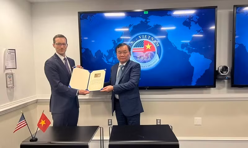 Подписание рабочего протокола между двумя делегациями по итогам диалога.