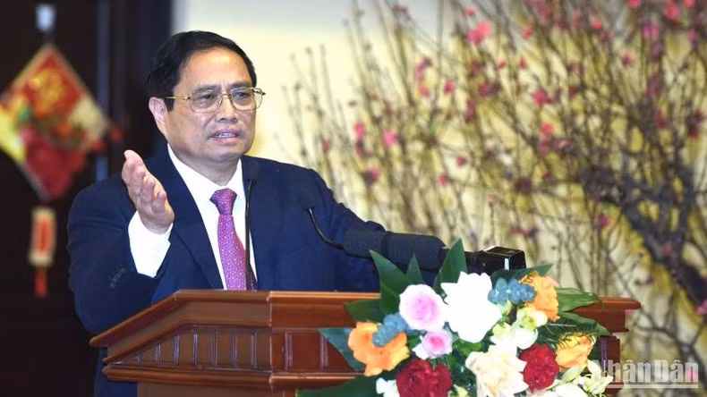 Премьер-министр Фам Минь Тьинь выступает на встрече с руководителями и сотрудниками банковской отрасли. Фото: Чан Хай