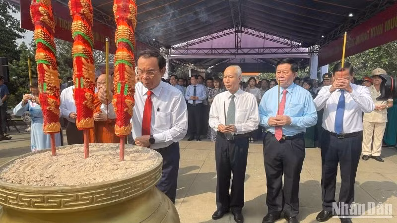 Руководители Партии и Государства воскуряют благовония.