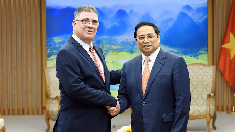 Премьер-министр Фам Минь Тьинь (справа) и Министр внутренних дел Кубы Альберто Альварес Касас. Фото: Чан Хай