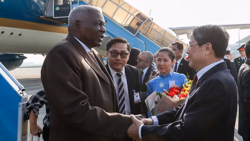 Зампредседателя НС Вьетнама Нгуен Дык Хай встречает Председателя НАНВ Кубы Эстебана Ласо Эрнандеса в аэропорту. Фото: ВИА
