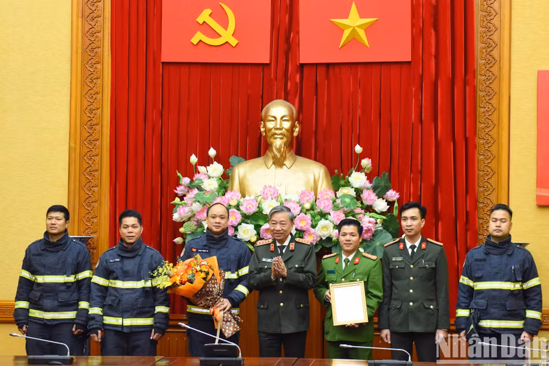 Министр общественной безопасности генерал армии То Лам вручает решение об отправлении группы в Турцию.