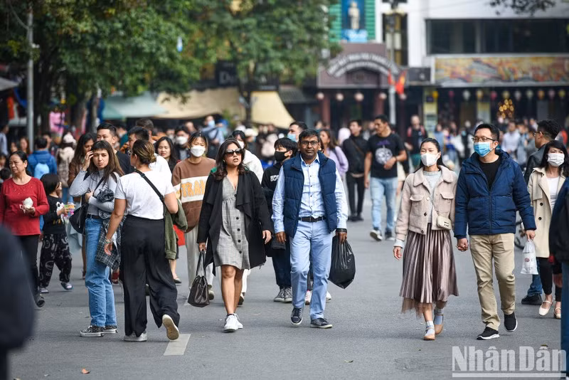 Большое количество туристов в пешеходной зоне вокруг озера Хоанкием в Ханое, 1 января 2023 года. Фото: Тхань Дат