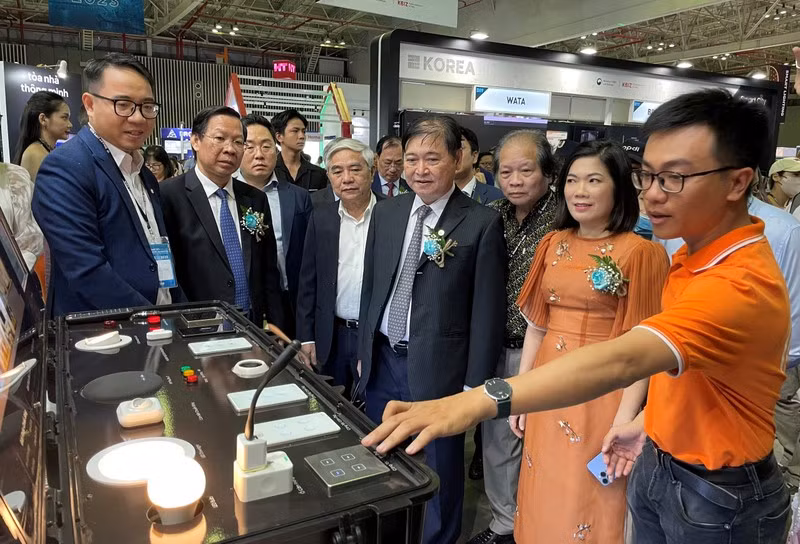 Руководители министерств, ведомств и г. Хошимина осматривают модель умного дома, представленную на Smart City Asia 2023 г.