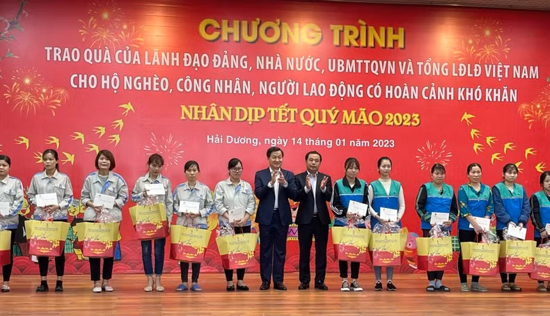 Вице-премьер Ле Минь Кхай и Секретарь Парткома провинции Хайзыонг Чан Дык Тханг вручают подарки рабочим.
