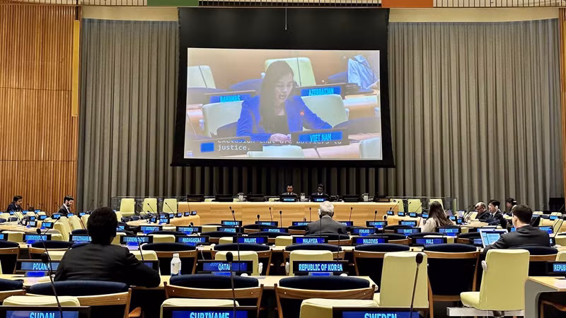 Советник-посланник Ле Тхи Минь Тхоа выступает с речью. Фото: baoquocte.vn