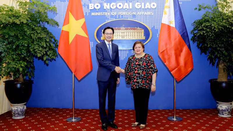 Замминистра иностранных дел Вьетнама До Хунг Вьет (слева) и Замминистра иностранных дел Филиппин Тереза П. Ласаро. Фото: baoquocte.vn