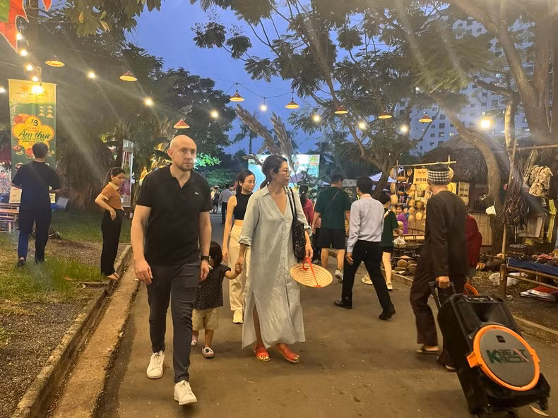 В день открытия на фестиваль пришло большое количество посетителей.