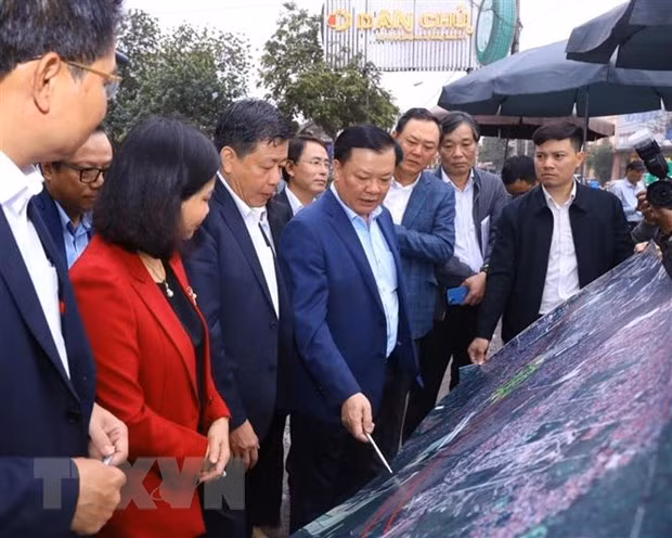 Товарищ Динь Тиен Зунг и делегация проверяют ход строительства кольцевой дороги №4. Фото: ВИА