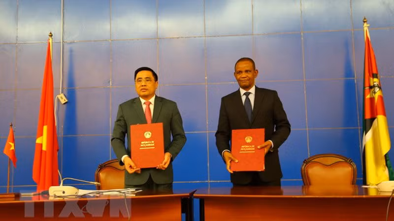 Замминистра сельского хозяйства и развития деревни Вьетнама Нгуен Куок Чи (слева) и Замминистра иностранных дел и сотрудничества Мозамбика Мануэль Хосе Гонсалвеш подписывают протокол заседания. Фото: ВИА