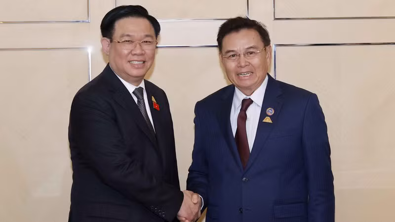 Председатель НС Вьетнама Выонг Динь Хюэ и Председатель НА Лаоса Сайсомфон Фомвихан. Фото: ВИА