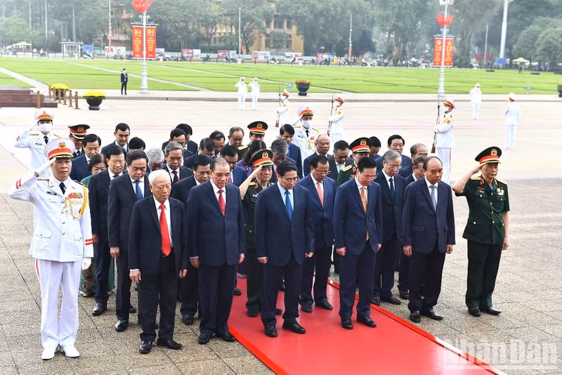 Президент Во Ван Тхыонг, Премьер-министр Фам Минь Тьинь, действующие и бывшие руководители Партии и Государства почитают память Президента Хо Ши Мина.