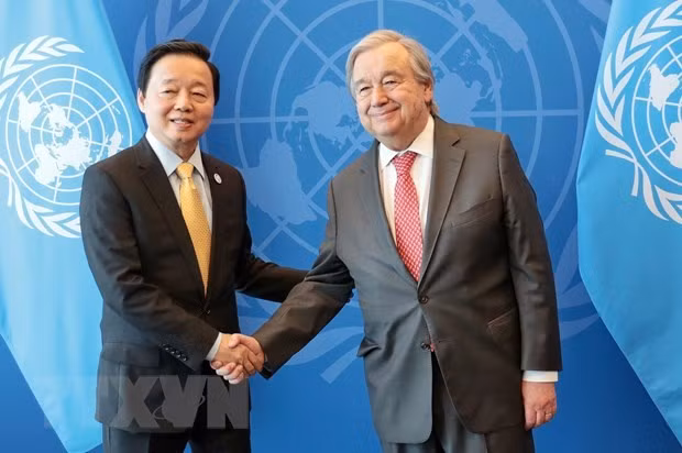 Вице-премьер Чан Хонг Ха и Генеральный секретарь ООН Антониу Гутерриш. Фото: ВИА Вице-премьер Чан Хонг Ха и Генеральный секретарь ООН Антониу Гутерриш. Фото: ВИА