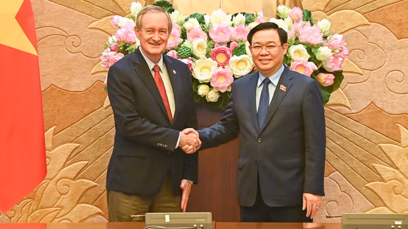 Председатель НС Выонг Динь Хюэ и сенатор Майк Крапо. Фото: Зюи Линь Председатель НС Выонг Динь Хюэ и сенатор Майк Крапо. Фото: Зюи Линь