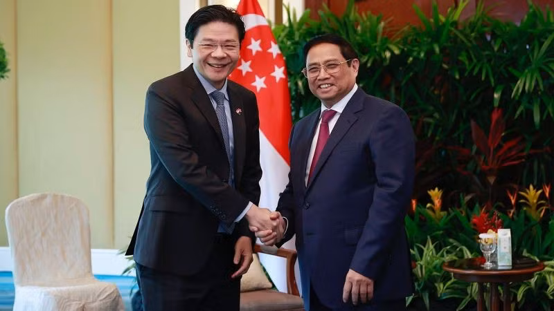 Премьер-министр Фам Минь Тьинь и Вице-премьер, Министр финансов Сингапура Лоуренс Вонг. Фото: Нят Бак