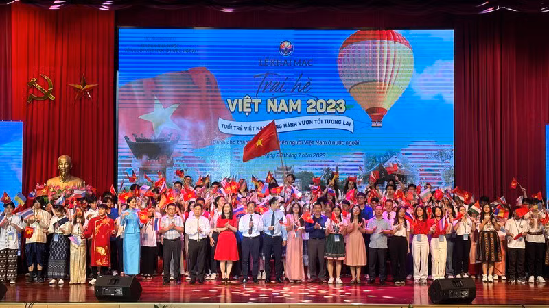 В Летнем лагере принимает участие большое количество молодых вьетнамцев.