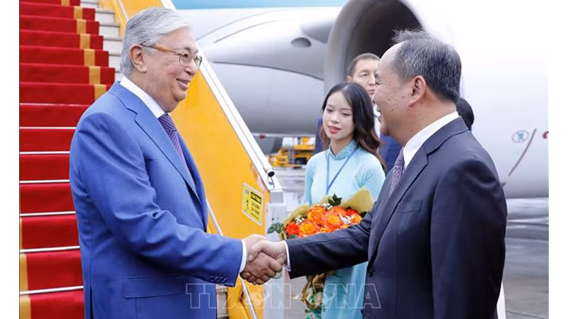 Заведующий Канцелярией Президента Ле Кхань Хай встречает Президента Казахстана Касым-Жомарта Токаева в аэропорту Нойбай. Фото: ВИА