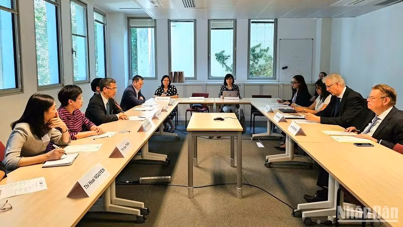 Общий вид встречи между Замминистра финансов Вьетнама Во Тхань Хынгом и Заместителем директора Департамента государственного управления Яношем Бертоком. Фото: Минь Зюи