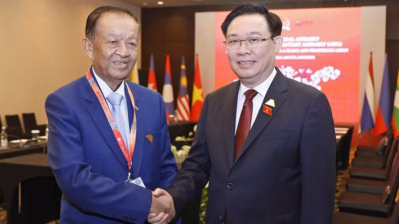 Председатель НС Выонг Динь Хюэ (справа) и Председатель Палаты представителей Таиланда Ван Мухамад Нур Матха. Фото: Зоан Тан/ВИА