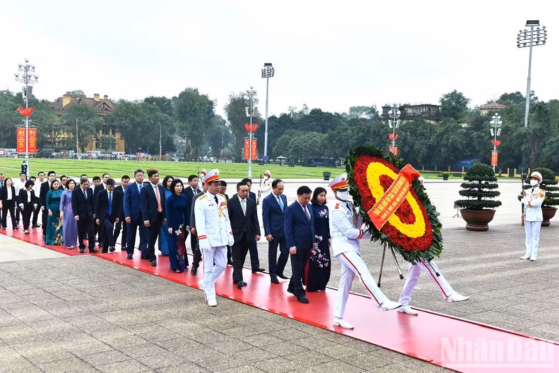 Делегация Парткома, Народного совета, Народного комитета и Комитета Отечественного фронта Вьетнама города Ханоя посещает Мавзолей Хо Ши Мина.