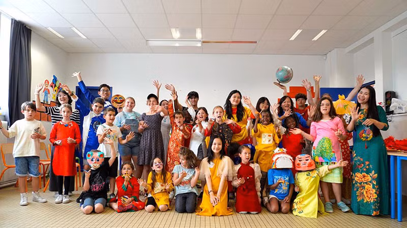 Французские дети участвуют в мастер-классе по вьетнамской культуре проекта «Toucher Arts». Фото: Оргкомитет