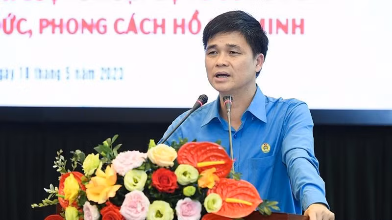 Зампредседателя Всеобщей конфедерации труда Вьетнама Нго Зюи Хиеу выступает с речью. Фото: Тхань Дат