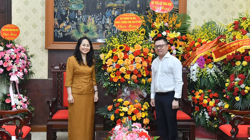Товарищ Лам Тхи Фыонг Тхань передает корзину цветов члена Политбюро, Постоянного члена Секретариата ЦК КПВ, Заведующей Организационным отделом ЦК КПВ Чыонг Тхи Май. Фото: Данг Кхоа