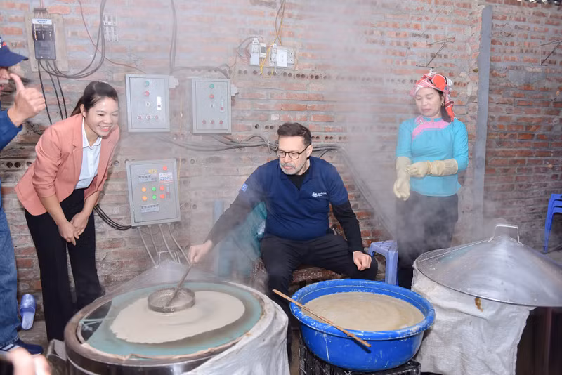 Посол Австралии во Вьетнаме Эндрю Голедзиновски учится делать вермишель. Фото: Vnmedia