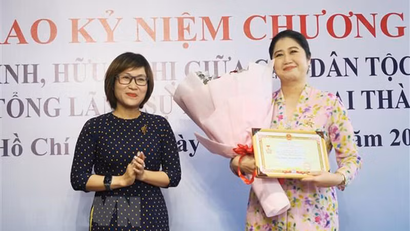 Представитель СОДВ вручает памятную медаль Генеральному консулу Малайзии в г. Хошимине Вонг Чиа Чианн. Фото: ВИА