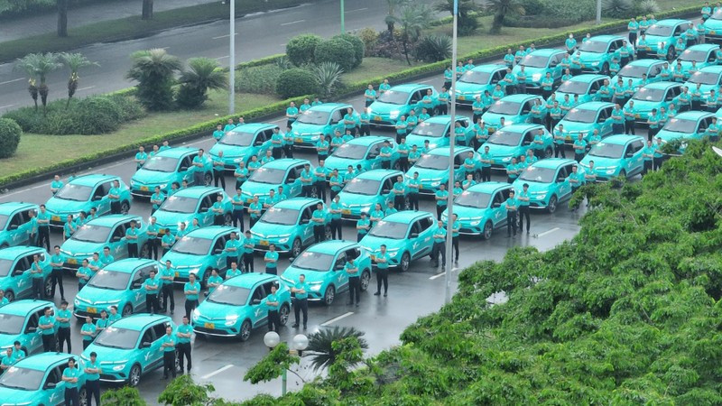 Автомобили GreenCar на церемонии открытия первой компании электрических такси в Ханое.