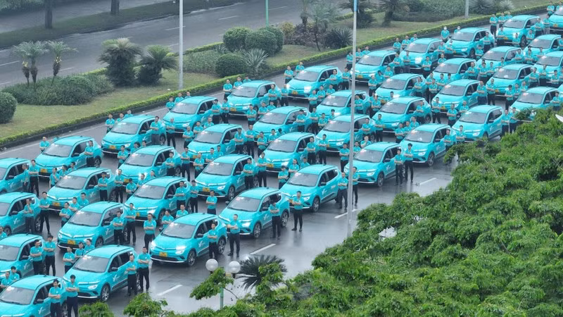 Автомобили GreenCar на церемонии открытия первой компании электрических такси в Ханое.