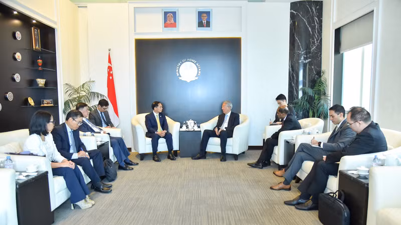 Министр Буй Тхань Шон на встрече со Старшим министром, Министром-координатором по вопросам национальной безопасности Сингапура Тео Чи Хином. Фото: МИД Вьетнама