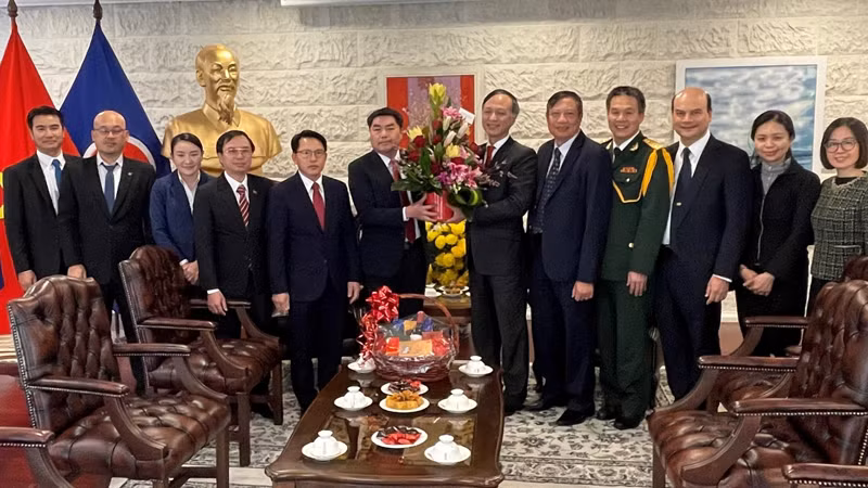 Сотрудники посольств Вьетнама и Лаоса в Австралии фотографируются на память. Фото: ВИА