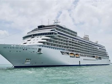 Круизный лайнер The Seven Seas Explorer под флагом Маршалловых островов прибывает в город Нячанг 1 марта. (Фото: ВИА)