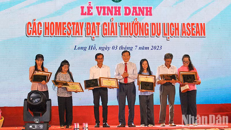 Народный комитет провинции Виньлонг вручает похвальные грамоты 6 хоумстей, получившим награды АСЕАН в области туризма в 2023 году.