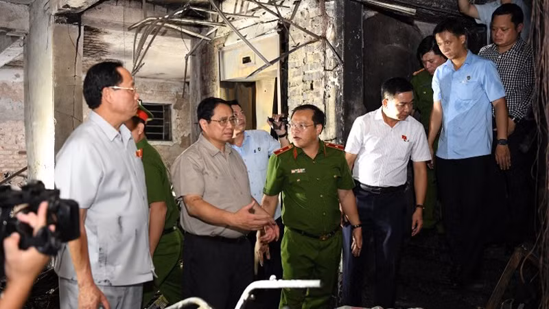 Премьер-министр Фам Минь Тьинь на месте происшествия. Фото: Нят Бак