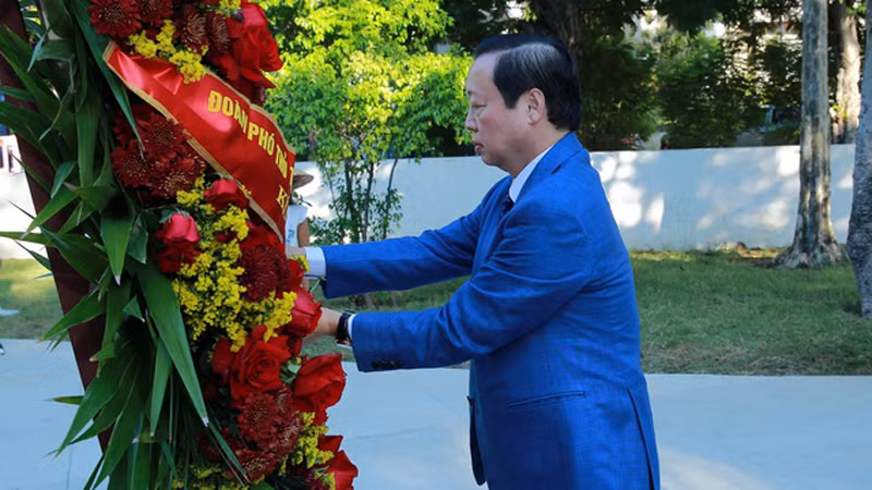 Вице-премьер Чан Хонг Ха возлагает цветы к памятнику Хо Ши Мину. Фото: VGP