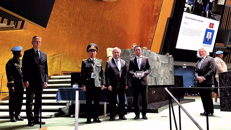 Посол Данг Хоанг Жанг от имени вьетнамского Государства получает Медаль Дага Хаммаршельда, который Генеральный секретарь ООН вручил подполковнику До Ань, скончавшемуся при выполнении миротворческой миссии ООН. Фото: baoquocte.vn